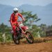 Crosser muda Astra Honda Racing Team (AHRT) Arsenio Algifari melakukan persiapan jelang putaran final Kejurnas Motocross 2025 di Sirkuit Bantir, Sumowono, Kabupaten Semarang, Jawa Tengah, Sabtu (8/11/2025). (Dok: Rahmat)