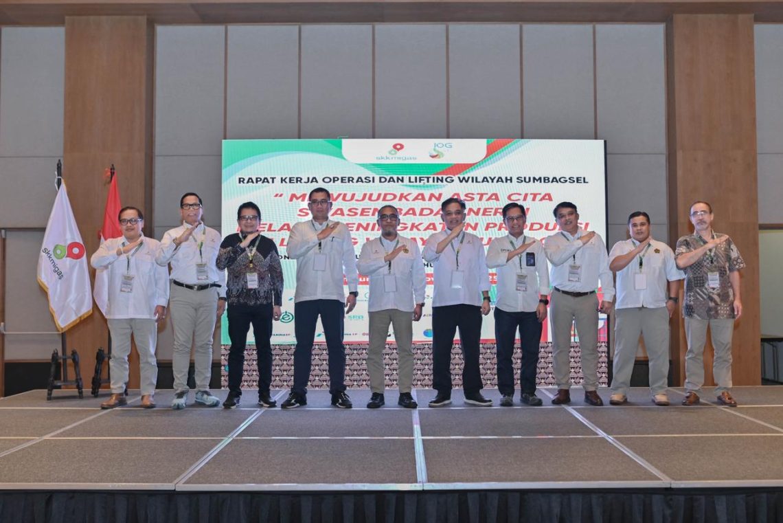 Kepala Perwakilan SKK Migas Sumbagsel Yunianto menyampaikan capaian peningkatan produksi minyak dan gas wilayah Sumbagsel dalam Rapat Kerja SKK Migas di Lampung, Rabu (5/11/2025). (Dok: SKK Migas)