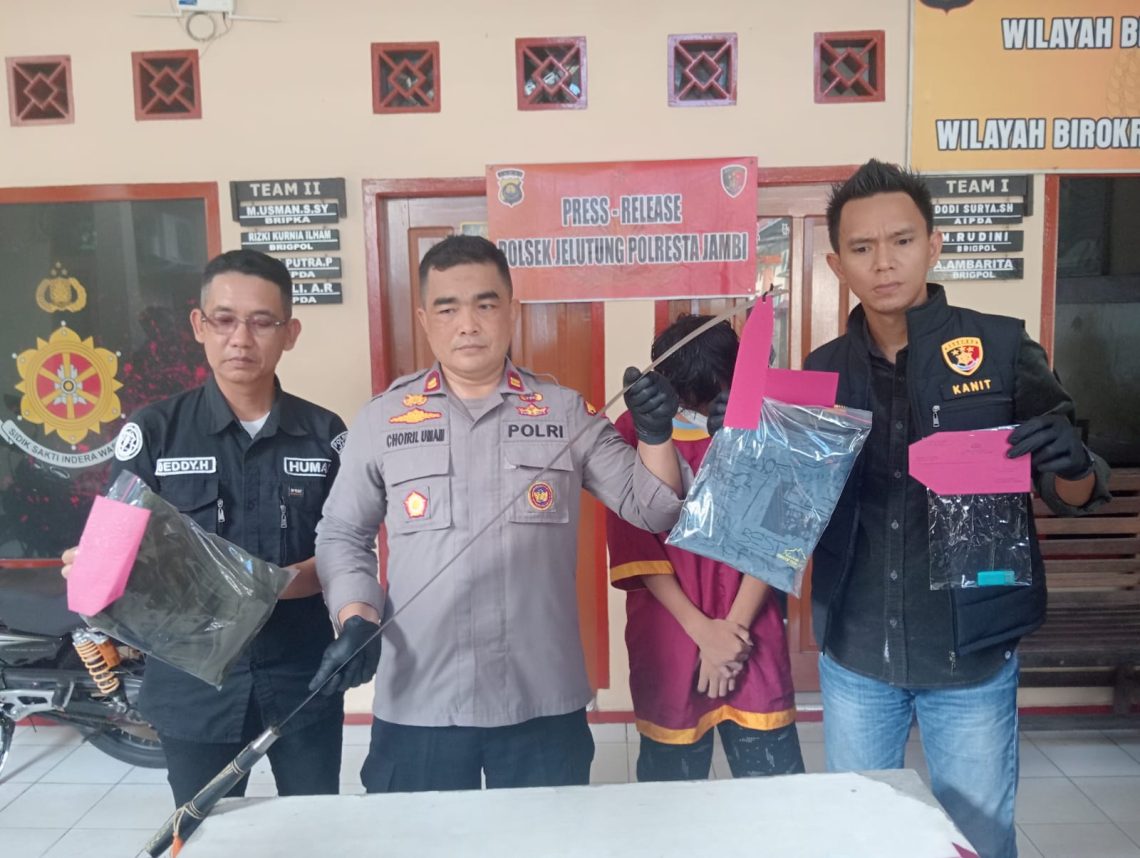 Kapolsek Jelutung Iptu Choiril Umam menunjukkan barang bukti senjata tajam hasil pengungkapan kasus duel remaja di Mapolsek Jelutung, Kota Jambi, Kamis (13/11/2025). (Dok: Alpin)