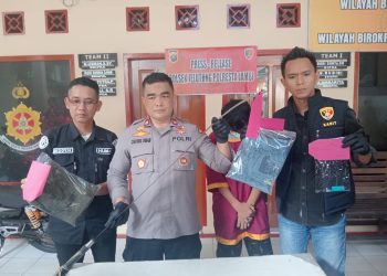 Kapolsek Jelutung Iptu Choiril Umam menunjukkan barang bukti senjata tajam hasil pengungkapan kasus duel remaja di Mapolsek Jelutung, Kota Jambi, Kamis (13/11/2025). (Dok: Alpin)