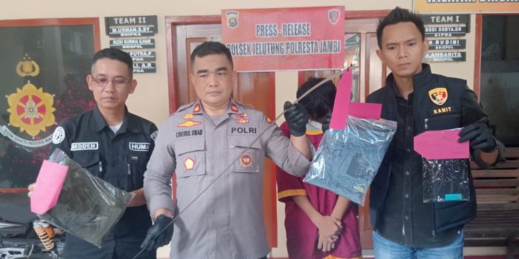 Kapolsek Jelutung Iptu Choiril Umam menunjukkan barang bukti senjata tajam hasil pengungkapan kasus duel remaja di Mapolsek Jelutung, Kota Jambi, Kamis (13/11/2025). (Dok: Alpin)