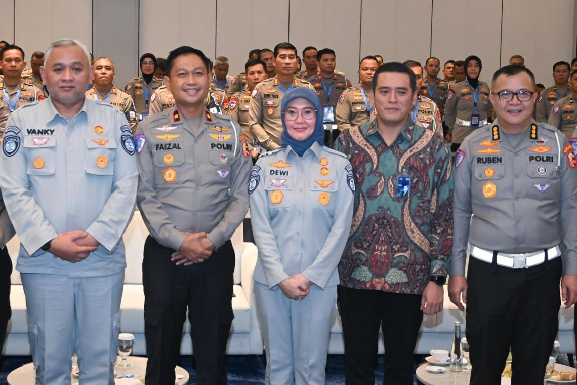 Plt. Direktur Utama Jasa Raharja, Dewi Aryani Suzana saat menghadiri apat Kerja Teknis (Rakernis) Direktorat Penegakan Hukum (Ditgakkum) Korlantas Polri Tahun Anggaran 2025 yang digelar di Bandung, Jawa Barat, Rabu (12/11/2025). (Dok: Jasa Raharja)