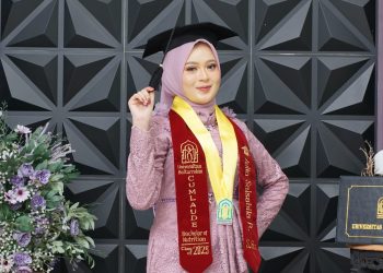 “Aulia Salsabila Puteri pada momen wisuda Universitas Baiturrahim Jambi, Sabtu (15/11/2025). (Dok: Rahmat)