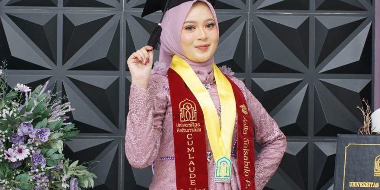 “Aulia Salsabila Puteri pada momen wisuda Universitas Baiturrahim Jambi, Sabtu (15/11/2025). (Dok: Rahmat)