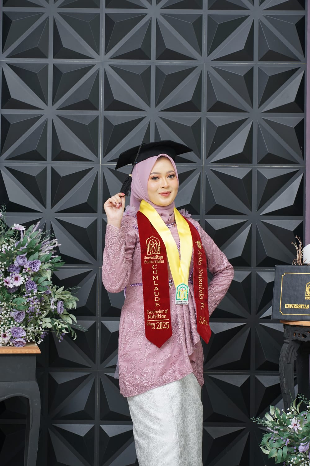 “Aulia Salsabila Puteri pada momen wisuda Universitas Baiturrahim Jambi, Sabtu (15/11/2025). (Dok: Rahmat)