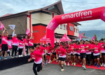 Ratusan peserta mengikuti ajang SMARTFREN Fun Run 2025 di Lapangan GOR Pandan, Tapanuli Tengah, Minggu (16/11/2025). (Dok: Rudi)