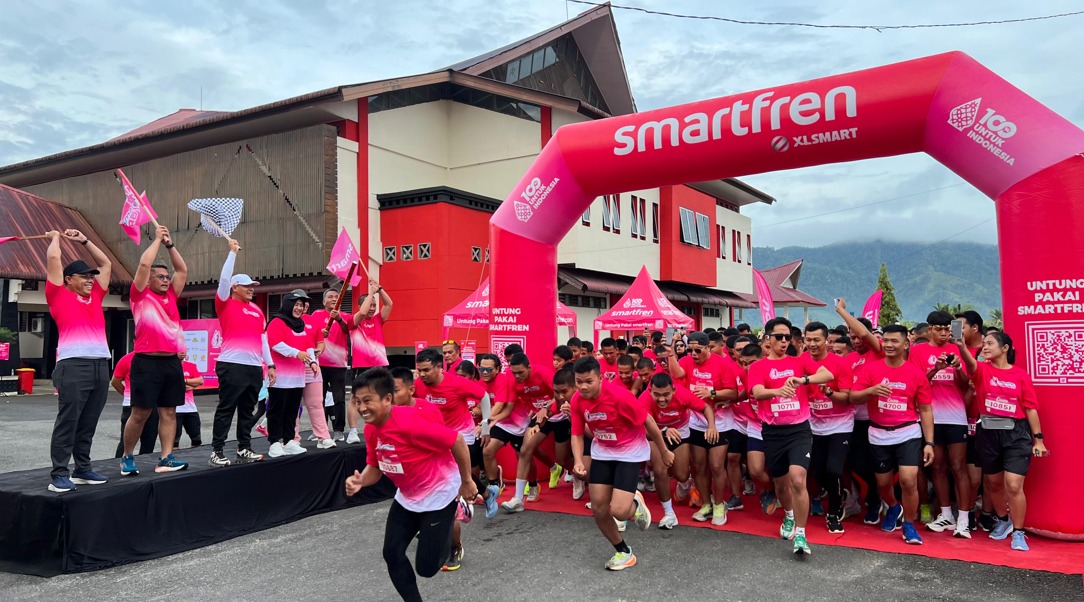Ratusan peserta mengikuti ajang SMARTFREN Fun Run 2025 di Lapangan GOR Pandan, Tapanuli Tengah, Minggu (16/11/2025). (Dok: Rudi)