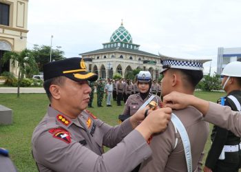 Personel Polresta Jambi mengikuti Apel Gelar Pasukan Operasi Zebra 2025 di Lapangan Hijau Polresta Jambi, dipimpin Kapolresta Jambi Kombes Pol Boy Sutan Binanga Siregar, Senin (17/11/2025). (Dok; Alpin)