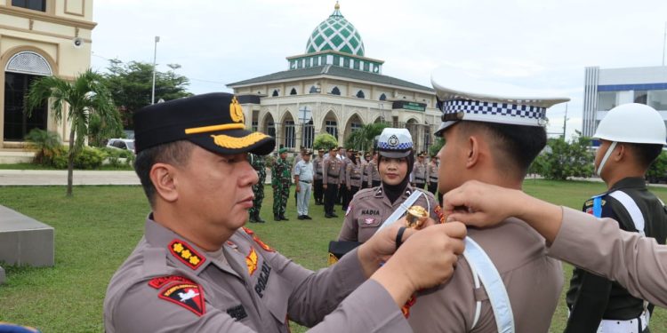 Personel Polresta Jambi mengikuti Apel Gelar Pasukan Operasi Zebra 2025 di Lapangan Hijau Polresta Jambi, dipimpin Kapolresta Jambi Kombes Pol Boy Sutan Binanga Siregar, Senin (17/11/2025). (Dok; Alpin)