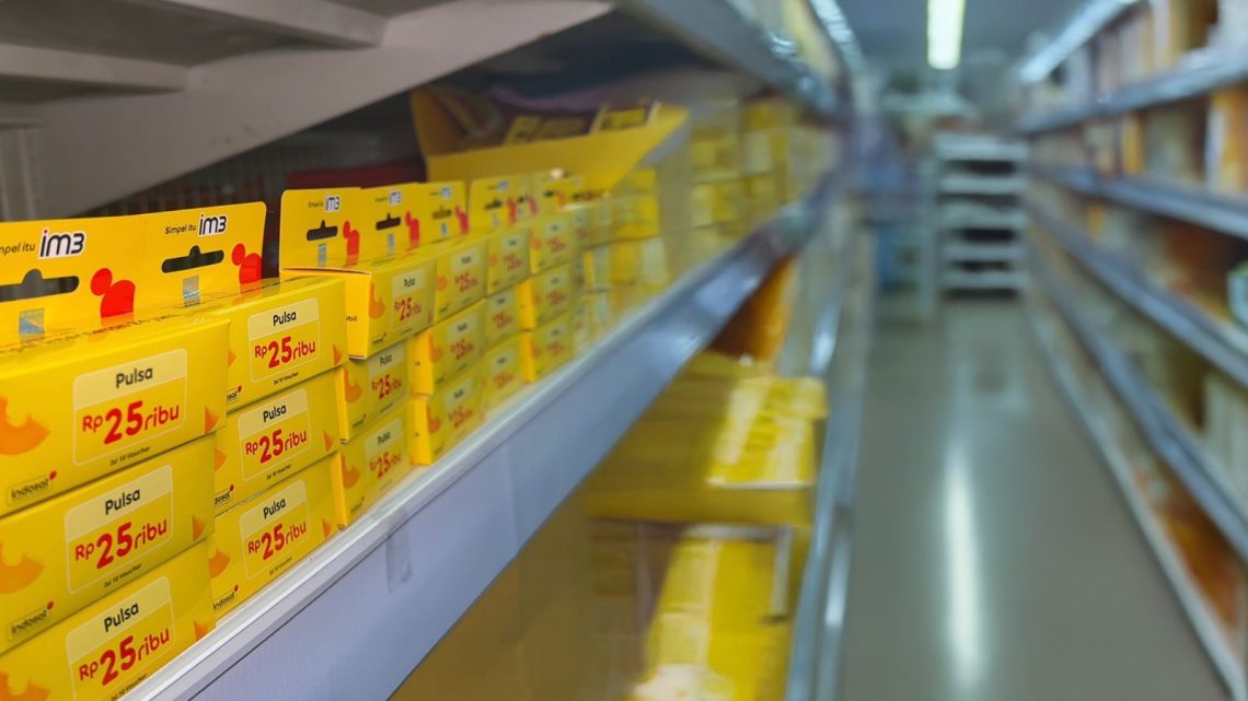Deretan voucher pulsa IM3 yang dipajang di etalase Indogrosir, siap dibeli anggota untuk dijual kembali di warung dan toko kelontong sebagai peluang usaha baru. (Dok: Indosat Ooredoo Hutchison)