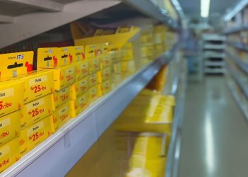 Deretan voucher pulsa IM3 yang dipajang di etalase Indogrosir, siap dibeli anggota untuk dijual kembali di warung dan toko kelontong sebagai peluang usaha baru. (Dok: Indosat Ooredoo Hutchison)