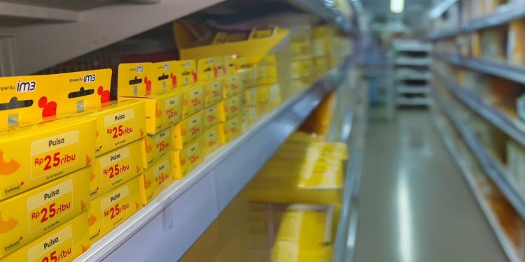 Deretan voucher pulsa IM3 yang dipajang di etalase Indogrosir, siap dibeli anggota untuk dijual kembali di warung dan toko kelontong sebagai peluang usaha baru. (Dok: Indosat Ooredoo Hutchison)