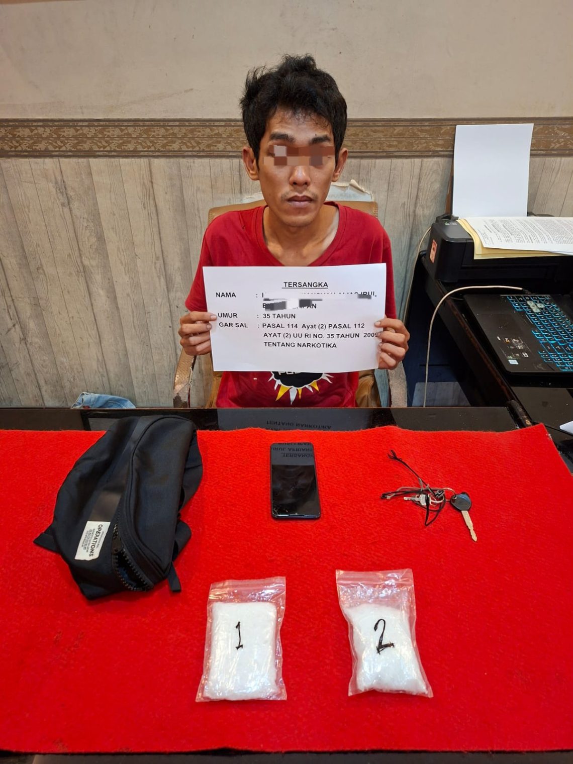 Pelaku HA (Hairul Afriansyah alias Irul) bersama barang bukti dua paket besar sabu di Polresta, Senin 17 November 2025. (Dok: rudi)