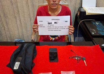 Pelaku HA (Hairul Afriansyah alias Irul) bersama barang bukti dua paket besar sabu di Polresta, Senin 17 November 2025. (Dok: rudi)