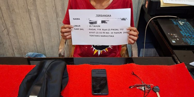 Pelaku HA (Hairul Afriansyah alias Irul) bersama barang bukti dua paket besar sabu di Polresta, Senin 17 November 2025. (Dok: rudi)