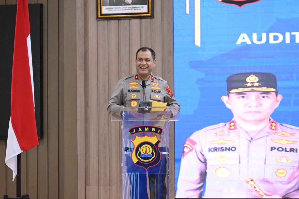 Wakapolda Jambi Brigjen Pol M. Mustaqim memimpin Taklimat Akhir Audit Kinerja Itwasda Tahap II TA 2025 di Aula Gedung Siginjai Mapolda Jambi, Senin (17/11/2025). (Dok: Alpin)