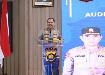 Wakapolda Jambi Brigjen Pol M. Mustaqim memimpin Taklimat Akhir Audit Kinerja Itwasda Tahap II TA 2025 di Aula Gedung Siginjai Mapolda Jambi, Senin (17/11/2025). (Dok: Alpin)