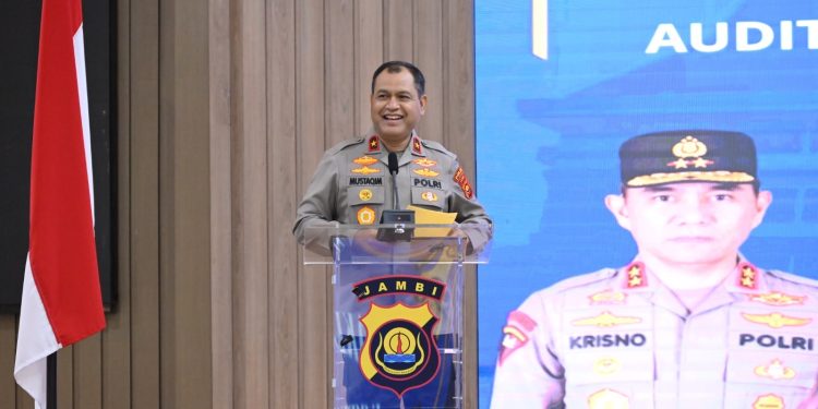 Wakapolda Jambi Brigjen Pol M. Mustaqim memimpin Taklimat Akhir Audit Kinerja Itwasda Tahap II TA 2025 di Aula Gedung Siginjai Mapolda Jambi, Senin (17/11/2025). (Dok: Alpin)