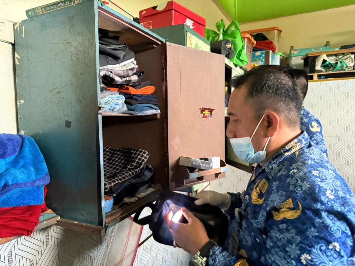 Petugas Lapas Narkotika Kelas IIB Muara Sabak saat melakukan razia insidentil di Blok Alpha Kamar 1, menyisir setiap sudut kamar hunian untuk mengamankan barang-barang terlarang, Senin (17/11/2025). (Dok: Rahmat)