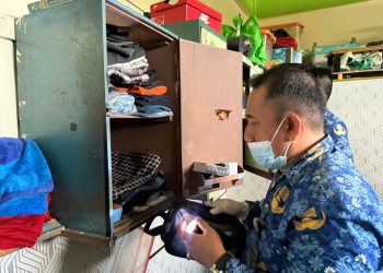 Petugas Lapas Narkotika Kelas IIB Muara Sabak saat melakukan razia insidentil di Blok Alpha Kamar 1, menyisir setiap sudut kamar hunian untuk mengamankan barang-barang terlarang, Senin (17/11/2025). (Dok: Rahmat)