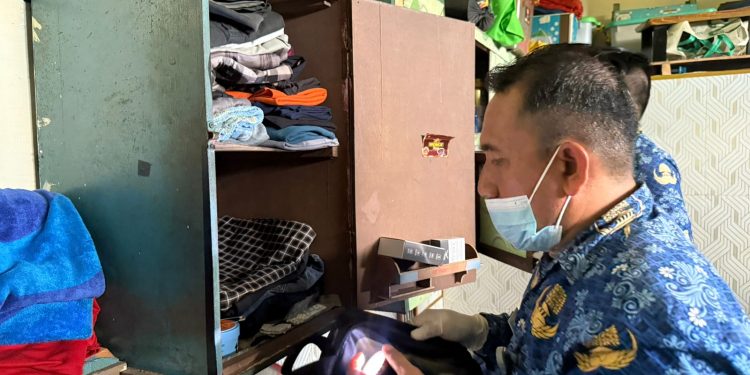 Petugas Lapas Narkotika Kelas IIB Muara Sabak saat melakukan razia insidentil di Blok Alpha Kamar 1, menyisir setiap sudut kamar hunian untuk mengamankan barang-barang terlarang, Senin (17/11/2025). (Dok: Rahmat)