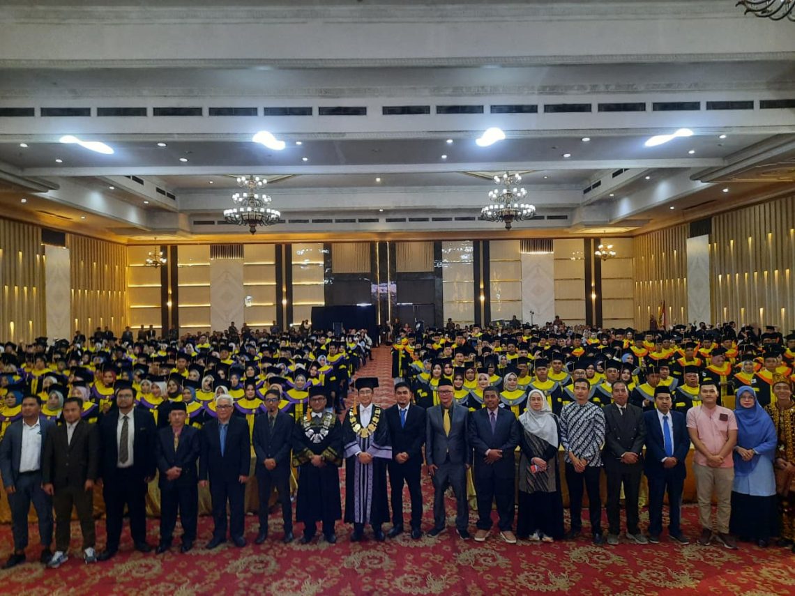 Wakil Rektor UT Prof. Rahmat Budiman bersama Direktur UT Jambi Rahmaddian, dan Forkopimda menghadiri Wisuda UT Jambi Periode II Tahun 2025 di Abadi Convention Center, Senin (17/11/2025). (Dok: Rudi)