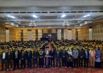 Wakil Rektor UT Prof. Rahmat Budiman bersama Direktur UT Jambi Rahmaddian, dan Forkopimda menghadiri Wisuda UT Jambi Periode II Tahun 2025 di Abadi Convention Center, Senin (17/11/2025). (Dok: Rudi)