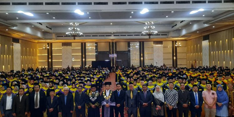 Wakil Rektor UT Prof. Rahmat Budiman bersama Direktur UT Jambi Rahmaddian, dan Forkopimda menghadiri Wisuda UT Jambi Periode II Tahun 2025 di Abadi Convention Center, Senin (17/11/2025). (Dok: Rudi)