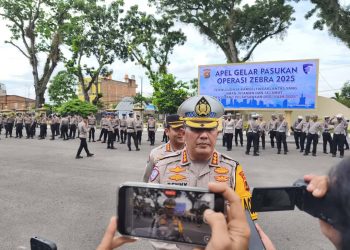 Dirlantas Polda Jambi Kombes Pol Adi Benny Cahyono memberikan keterangan kepada wartawan usai Apel Gelar Pasukan Operasi Zebra 2025 di Mapolda Jambi, Senin (17/11/2025). (Dok; Alpin)