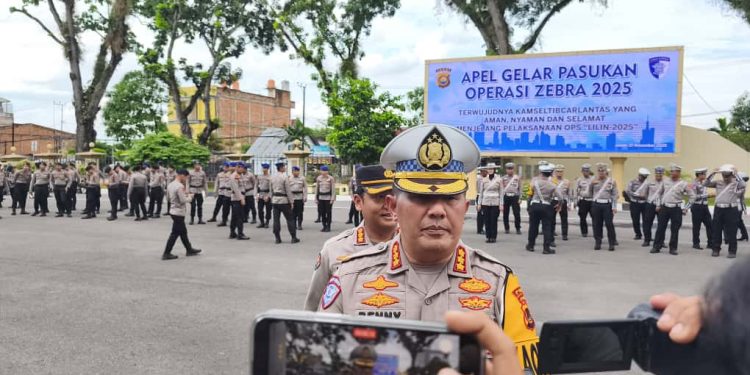 Dirlantas Polda Jambi Kombes Pol Adi Benny Cahyono memberikan keterangan kepada wartawan usai Apel Gelar Pasukan Operasi Zebra 2025 di Mapolda Jambi, Senin (17/11/2025). (Dok; Alpin)