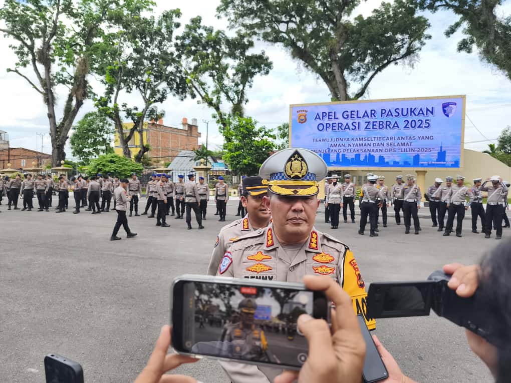 Dirlantas Polda Jambi Kombes Pol Adi Benny Cahyono memberikan keterangan kepada wartawan usai Apel Gelar Pasukan Operasi Zebra 2025 di Mapolda Jambi, Senin (17/11/2025). (Dok; Alpin)