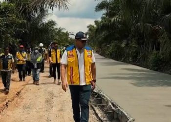 Kepala BPJN Jambi, Dedy Hariadi, bersama Kasatker Wilayah 1A dan Kasatker P2JN meninjau progres peningkatan Jalan Desa Rantau Kapas Mudo – Pasar Terusan Seksi 2, Kabupaten Batanghari, Sabtu (15/11/2025). (DOk: Rahmat)