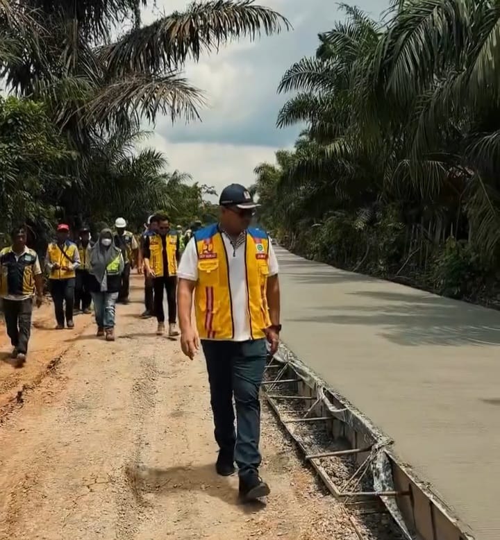 Kepala BPJN Jambi, Dedy Hariadi, bersama Kasatker Wilayah 1A dan Kasatker P2JN meninjau progres peningkatan Jalan Desa Rantau Kapas Mudo – Pasar Terusan Seksi 2, Kabupaten Batanghari, Sabtu (15/11/2025). (DOk: Rahmat)