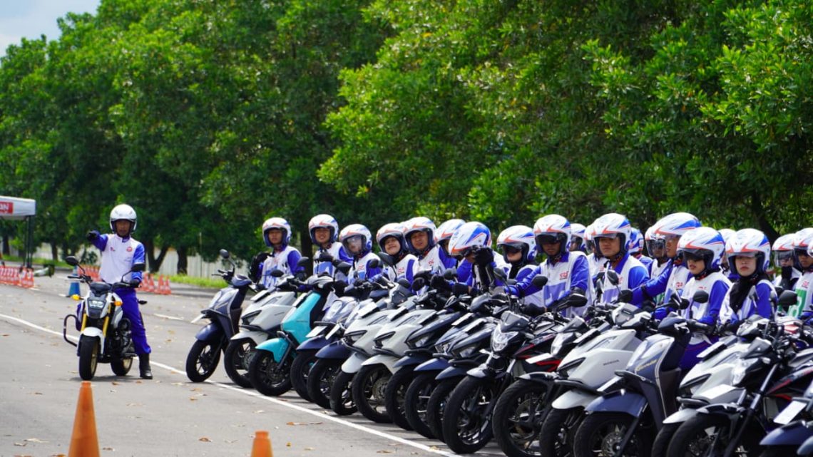Peserta Pejuang Muda Keselamatan Jalan Indonesia saat mengikuti pelatihan safety riding di AHM Safety Riding Park (SRP) Deltamas, Cikarang, Jawa Barat, Rabu (12/11/2025). (Dok; Rudi)