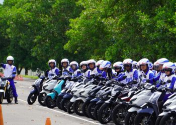 Peserta Pejuang Muda Keselamatan Jalan Indonesia saat mengikuti pelatihan safety riding di AHM Safety Riding Park (SRP) Deltamas, Cikarang, Jawa Barat, Rabu (12/11/2025). (Dok; Rudi)