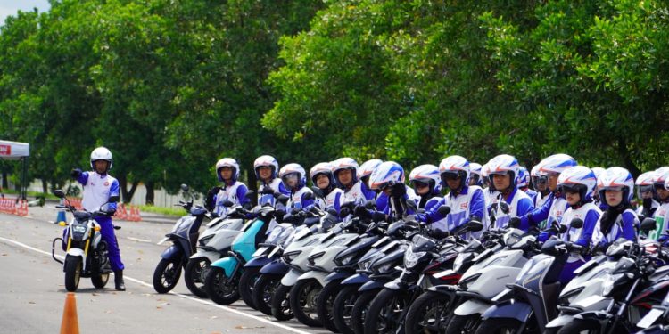 Peserta Pejuang Muda Keselamatan Jalan Indonesia saat mengikuti pelatihan safety riding di AHM Safety Riding Park (SRP) Deltamas, Cikarang, Jawa Barat, Rabu (12/11/2025). (Dok; Rudi)