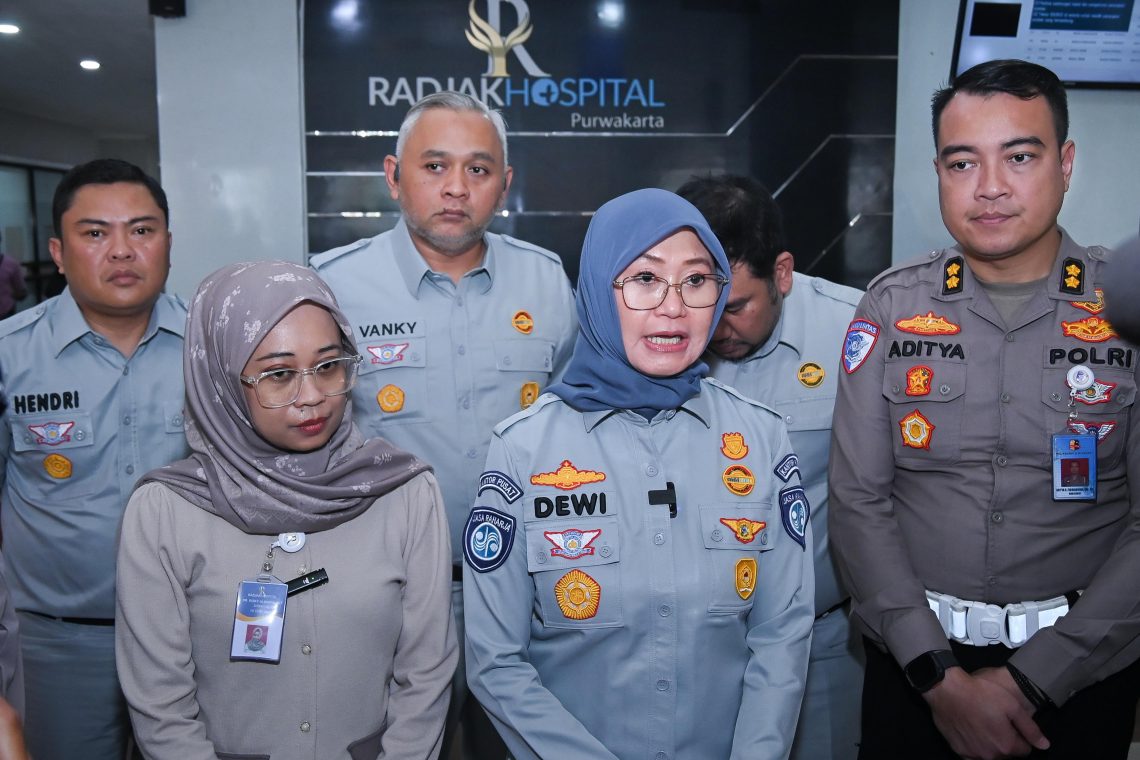 Plt. Direktur Utama Jasa Raharja, Dewi Aryani Suzana, saat hadir langsung di RS Abdul Radjak dan RS Siloam Purwakarta untuk menjenguk korban. Selasa 18 November 2025. (Dok: Jasa Raharja)