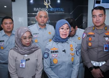 Plt. Direktur Utama Jasa Raharja, Dewi Aryani Suzana, saat hadir langsung di RS Abdul Radjak dan RS Siloam Purwakarta untuk menjenguk korban. Selasa 18 November 2025. (Dok: Jasa Raharja)