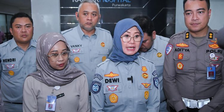 Plt. Direktur Utama Jasa Raharja, Dewi Aryani Suzana, saat hadir langsung di RS Abdul Radjak dan RS Siloam Purwakarta untuk menjenguk korban. Selasa 18 November 2025. (Dok: Jasa Raharja)