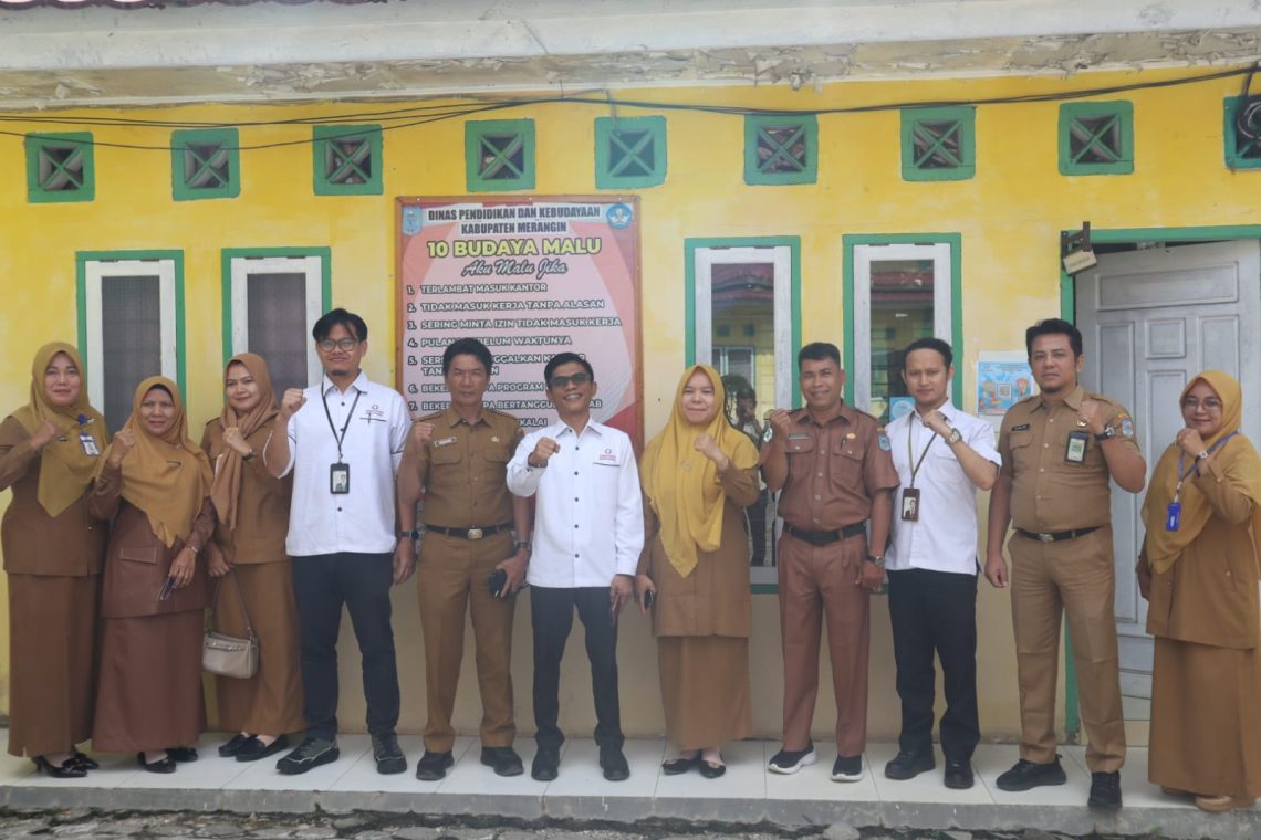 Kepala Ombudsman RI Perwakilan Jambi, Saiful Roswandi, saat melakukan supervisi pelayanan publik di Dinas Pendidikan Merangin, Kabupaten Merangin, Selasa (18/11/2025). (Dok: Rudi)