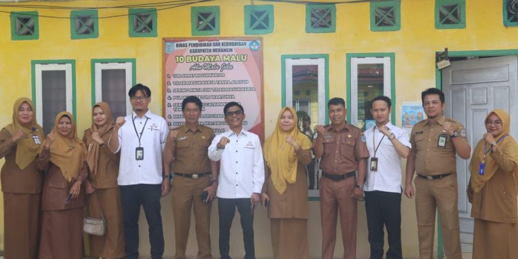 Kepala Ombudsman RI Perwakilan Jambi, Saiful Roswandi, saat melakukan supervisi pelayanan publik di Dinas Pendidikan Merangin, Kabupaten Merangin, Selasa (18/11/2025). (Dok: Rudi)