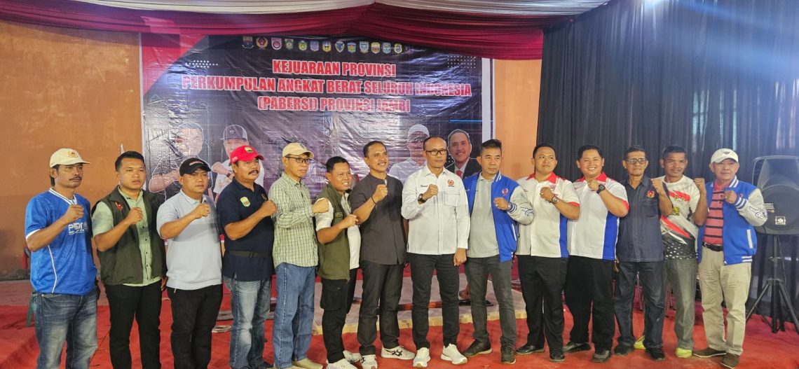 Ketua Umum KONI Provinsi Jambi, AKBP Mat Sanusi membuka Kejurprov Pengurus cabang (Pengcab) Perkumpulan Angkat Berat Seluruh Indonesia (Pabersi) Provinsi Jambi di edung angkat berat dan besi Kota Baru Jambi. (Dok: Rahmat)