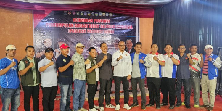 Ketua Umum KONI Provinsi Jambi, AKBP Mat Sanusi membuka Kejurprov Pengurus cabang (Pengcab) Perkumpulan Angkat Berat Seluruh Indonesia (Pabersi) Provinsi Jambi di edung angkat berat dan besi Kota Baru Jambi. (Dok: Rahmat)