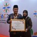 Wali Kota Jambi Dr. dr. H. Maulana, MKM bersama Ketua TP-PKK Kota Jambi menerima Indonesian SDG Action Award 2025 di Kantor Kementerian PPN/Bappenas, Jakarta, Rabu (19/11/2025). (Dok: Rudi)