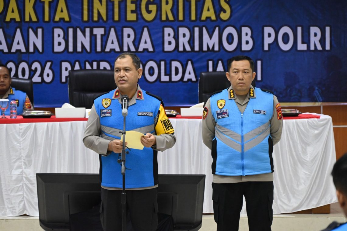 Wakapolda Jambi Brigjen Pol. M. Mustaqim memimpin penandatanganan pakta integritas dan pengambilan sumpah casis Bintara Brimob Polri T.A. 2025 di Aula Lantai 4 Gedung Utama Polda Jambi, Rabu (19/11/2025). Dok: Alpin