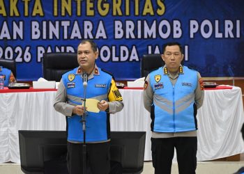 Wakapolda Jambi Brigjen Pol. M. Mustaqim memimpin penandatanganan pakta integritas dan pengambilan sumpah casis Bintara Brimob Polri T.A. 2025 di Aula Lantai 4 Gedung Utama Polda Jambi, Rabu (19/11/2025). Dok: Alpin