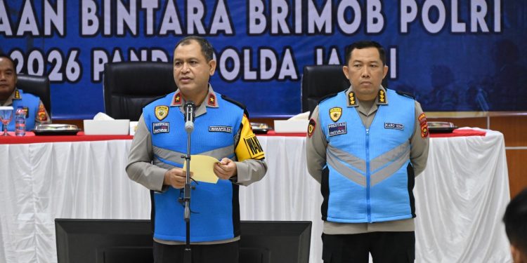 Wakapolda Jambi Brigjen Pol. M. Mustaqim memimpin penandatanganan pakta integritas dan pengambilan sumpah casis Bintara Brimob Polri T.A. 2025 di Aula Lantai 4 Gedung Utama Polda Jambi, Rabu (19/11/2025). Dok: Alpin
