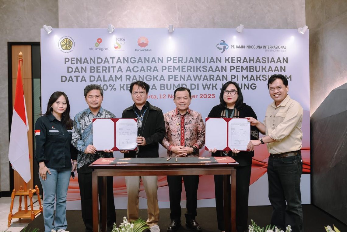 Perwakilan PetroChina International Jabung Ltd dan PT Jambi Indoguna Internasional menandatangani Perjanjian Kerahasiaan serta Berita Acara Pemeriksaan Pembukaan Data dalam rangka penawaran Participating Interest (PI) maksimal 10% WK Jabung, bertempat di Jakarta, Rabu (12/11/2025). (Dok: SKK Migas)