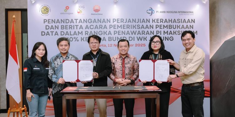 Perwakilan PetroChina International Jabung Ltd dan PT Jambi Indoguna Internasional menandatangani Perjanjian Kerahasiaan serta Berita Acara Pemeriksaan Pembukaan Data dalam rangka penawaran Participating Interest (PI) maksimal 10% WK Jabung, bertempat di Jakarta, Rabu (12/11/2025). (Dok: SKK Migas)