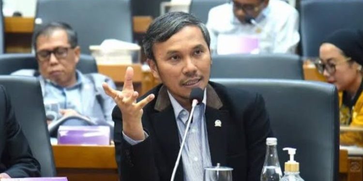 Anggota DPR RI Dapil Jambi, Edi Purwanto, saat menyampaikan usulan pelebaran dan pembangunan dua jalur Jalan Mendalo dalam rapat Komisi V DPR RI di Jakarta, Jumat (21/11/2025). (Dok: Rahmat)